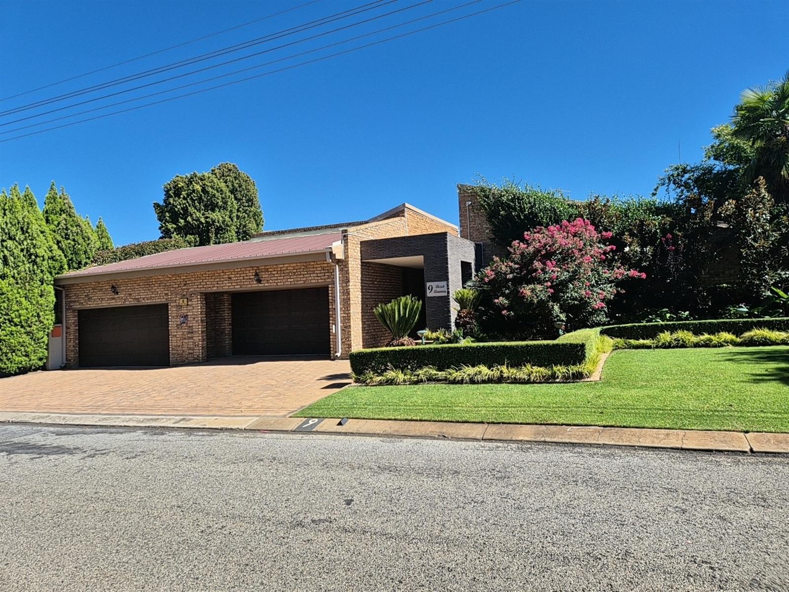 Spectacular Luxury Home in Van der Hoff Park, Potchefstroom, North West, Location! Location!