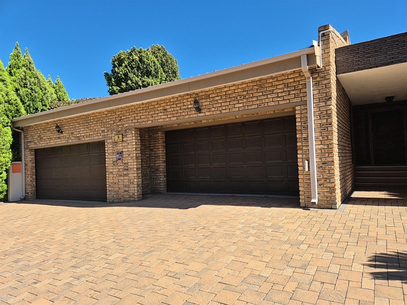 Spectacular Luxury Home in Van der Hoff Park, Potchefstroom, North West, Location! Location!