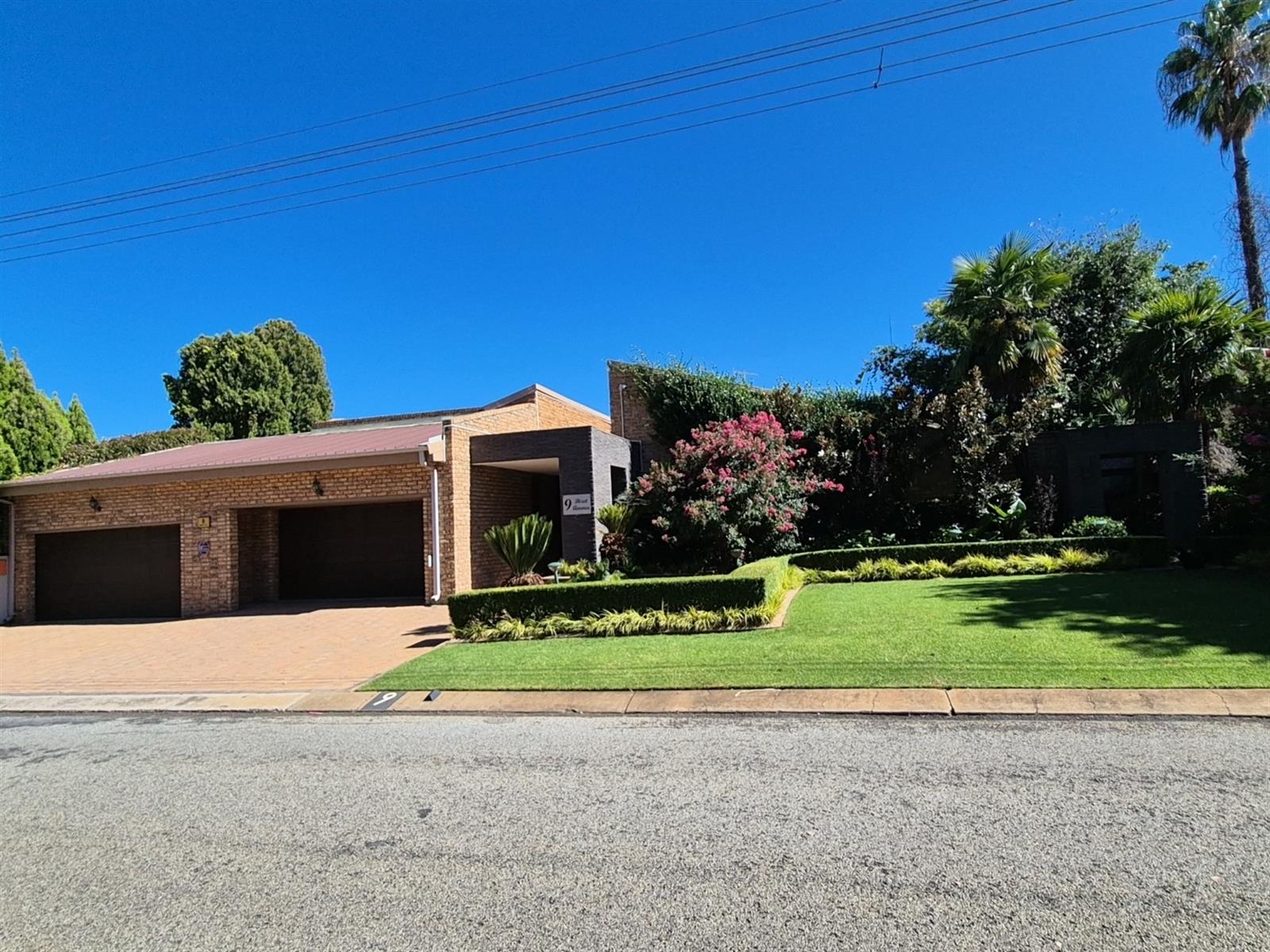 Spectacular Luxury Home in Van der Hoff Park, Potchefstroom, North West, Location! Location!