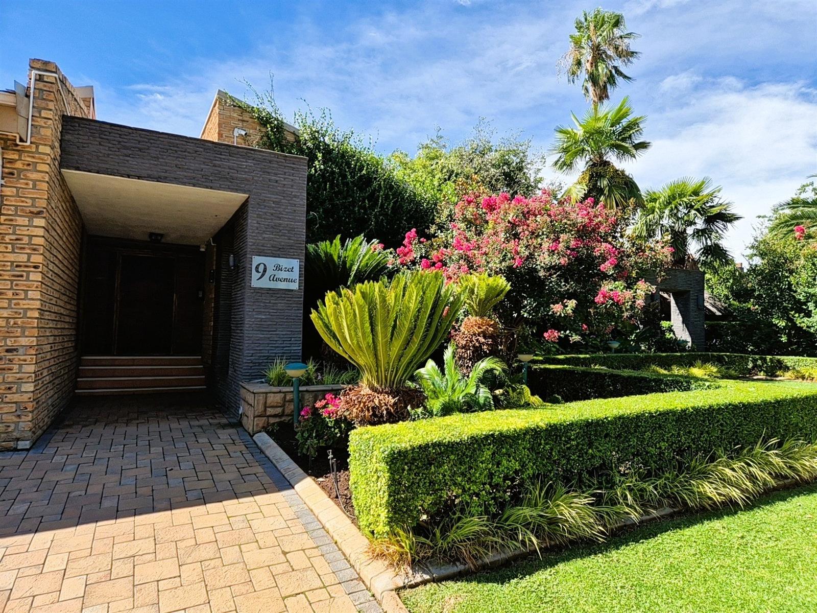 Spectacular Luxury Home in Van der Hoff Park, Potchefstroom, North West, Location! Location!