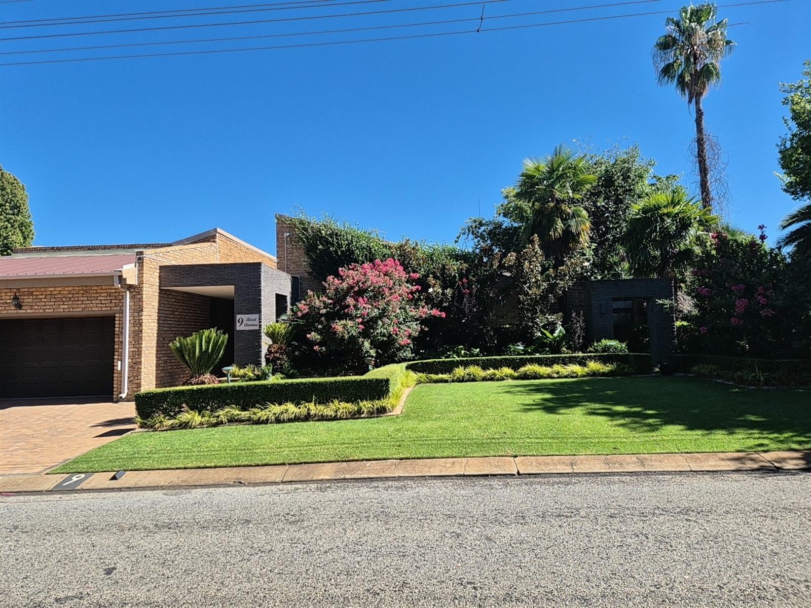 Spectacular Luxury Home in Van der Hoff Park, Potchefstroom, North West, Location! Location!