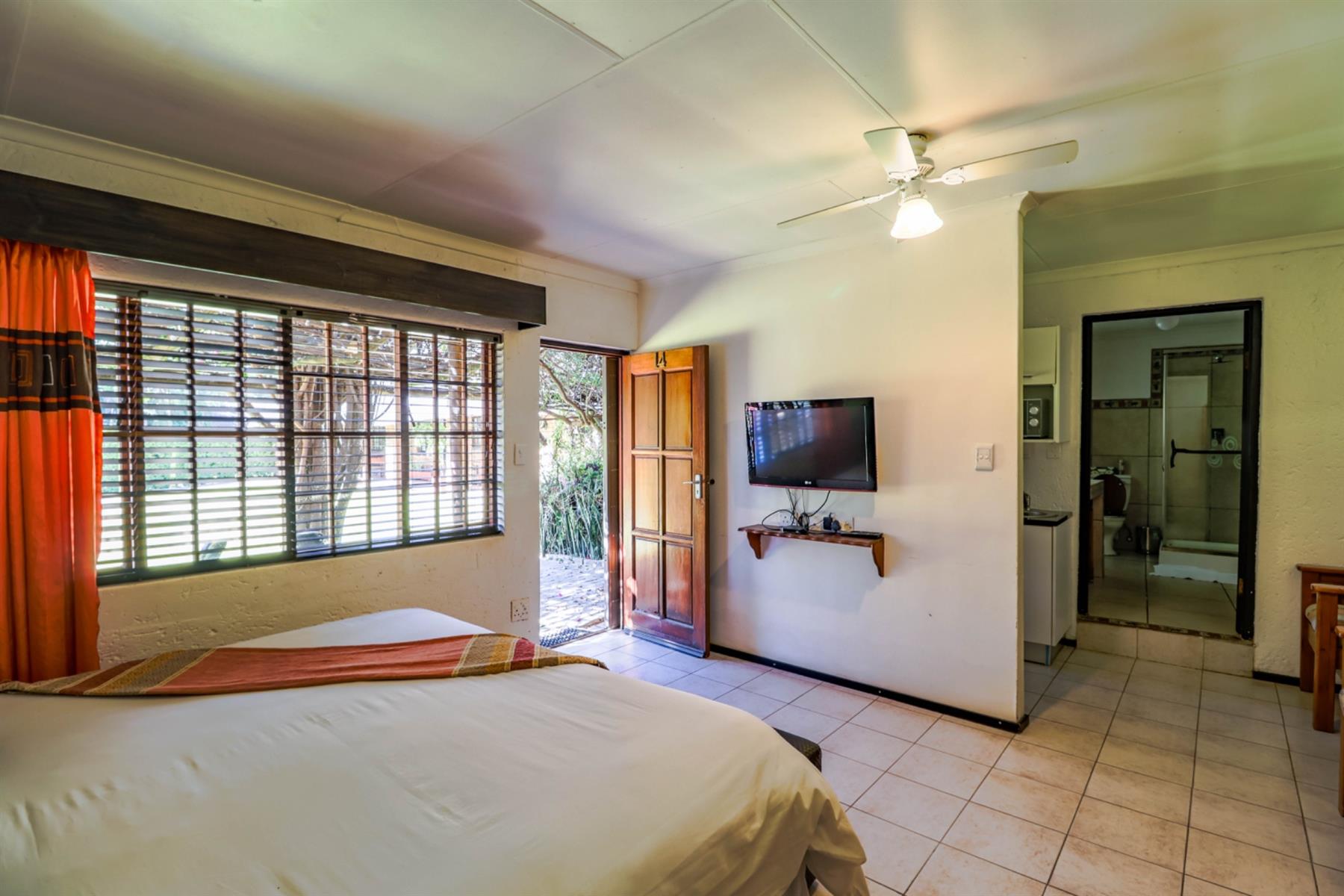 Lodge for sale in Vorna Valley, Midrand, 9185 m²