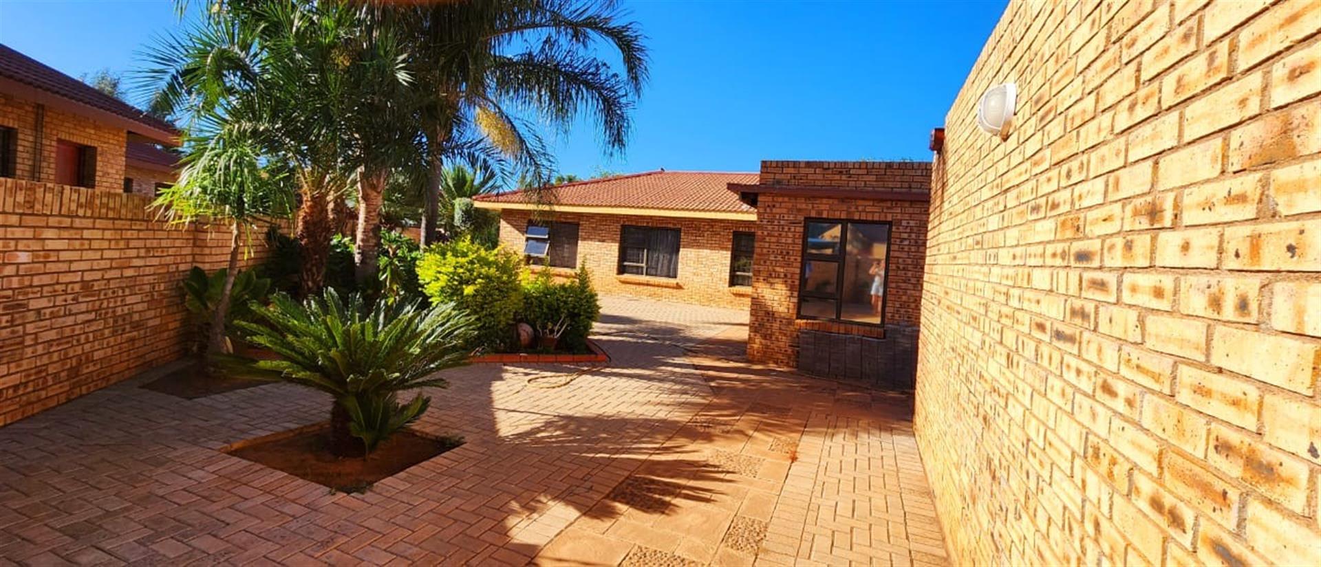 Easy Living in Hillcrest: Your Secure, Low-Maintenance Family Sanctuary