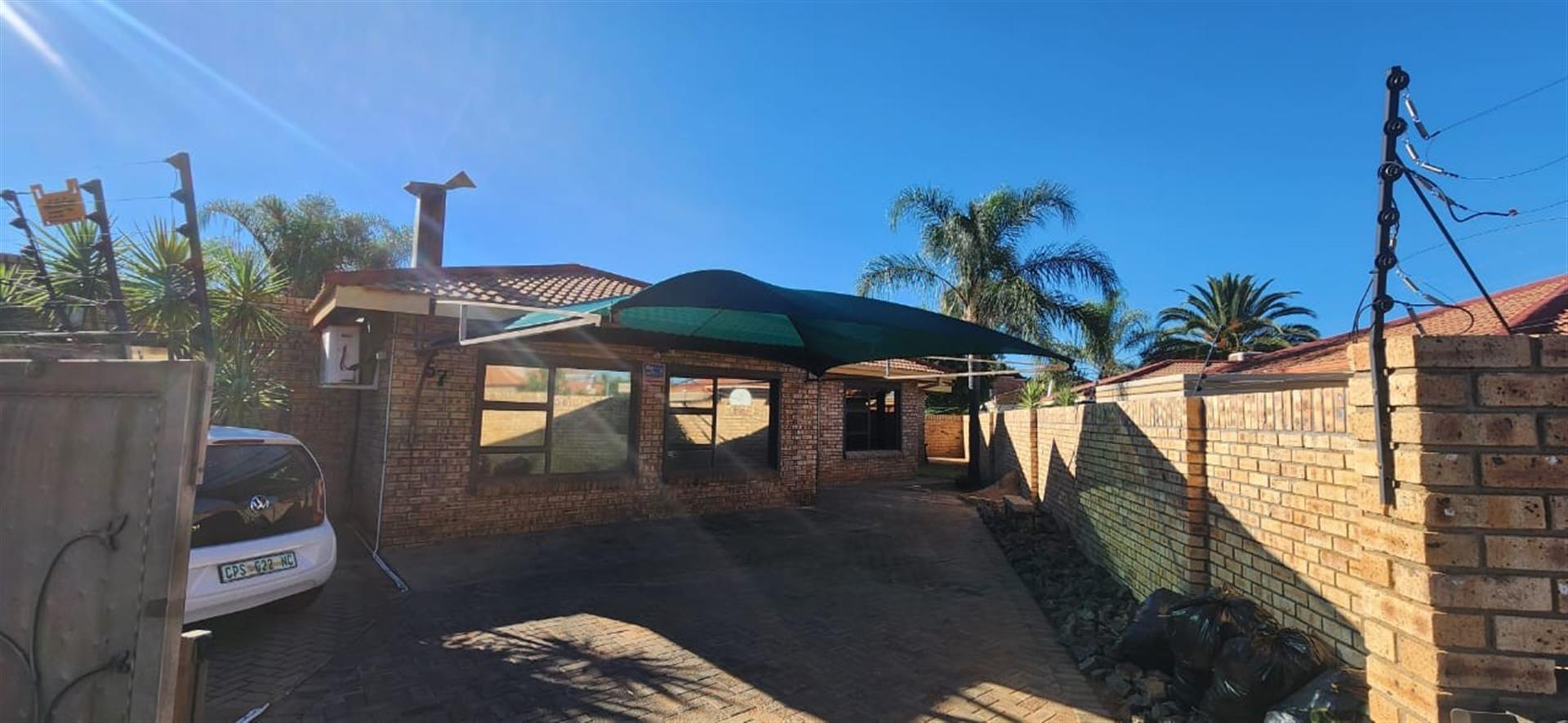 Easy Living in Hillcrest: Your Secure, Low-Maintenance Family Sanctuary