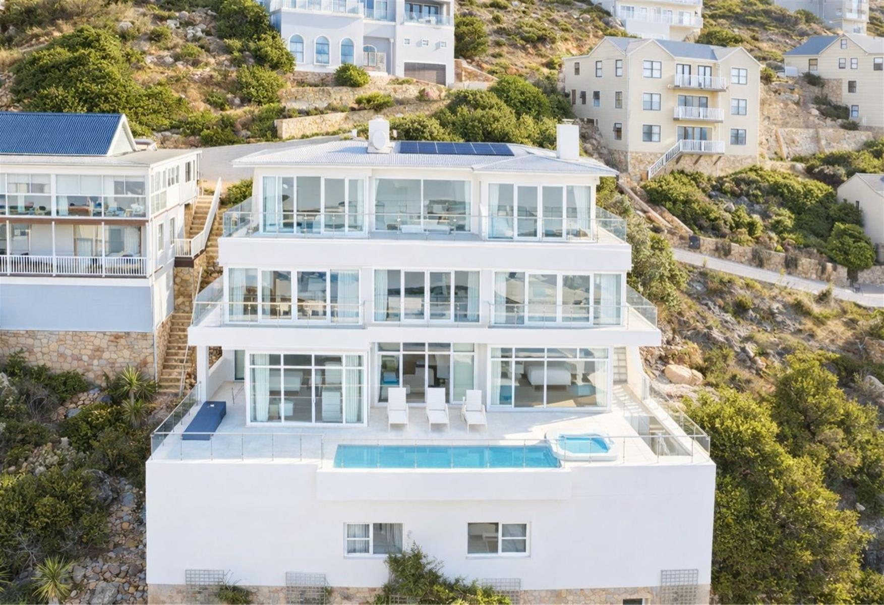 Luxury Villa For Sale in Cairnside.