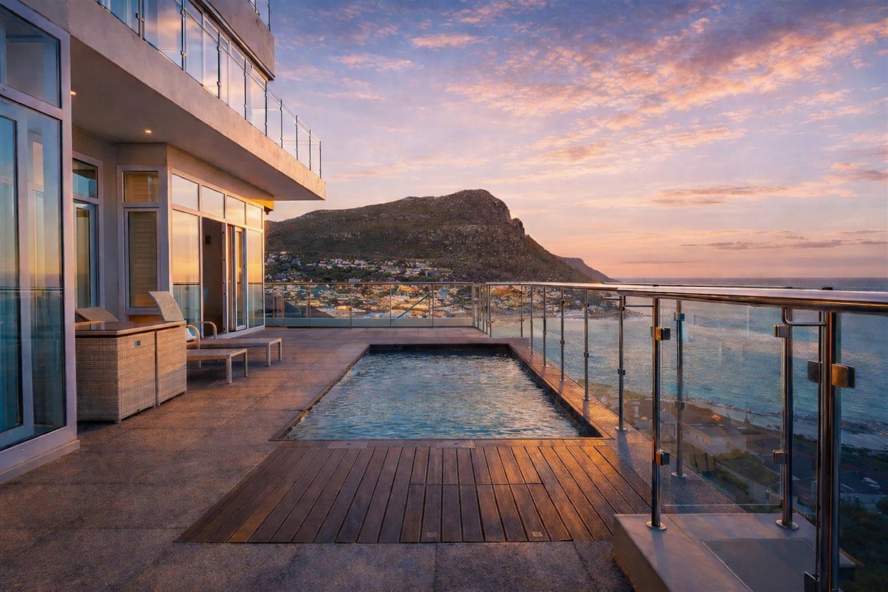 Luxury Villa For Sale in Cairnside.