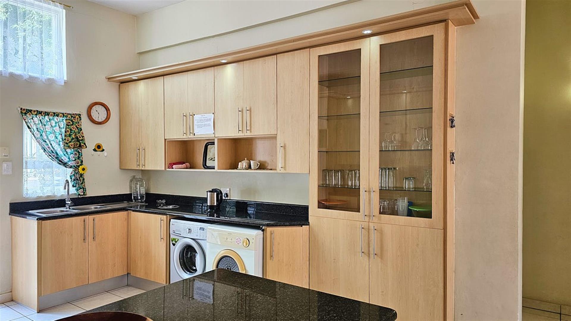 SUPER SPACIOUS 3 BEDROOM APARTMENT