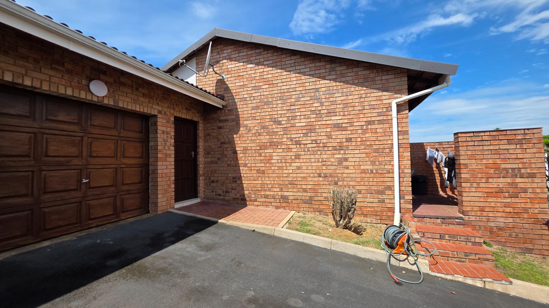 Beautiful 2 bedroom, 2 bathroom Townhouse in the Eco Estate
