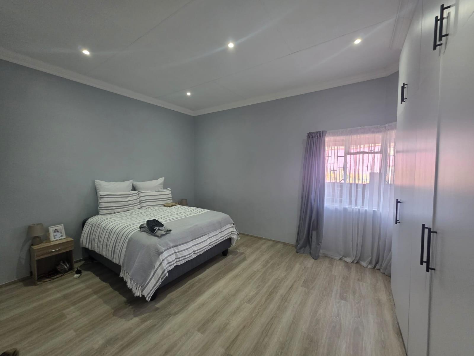 Modern 2-Bedroom Flat for Sale - Selection Park, Springs