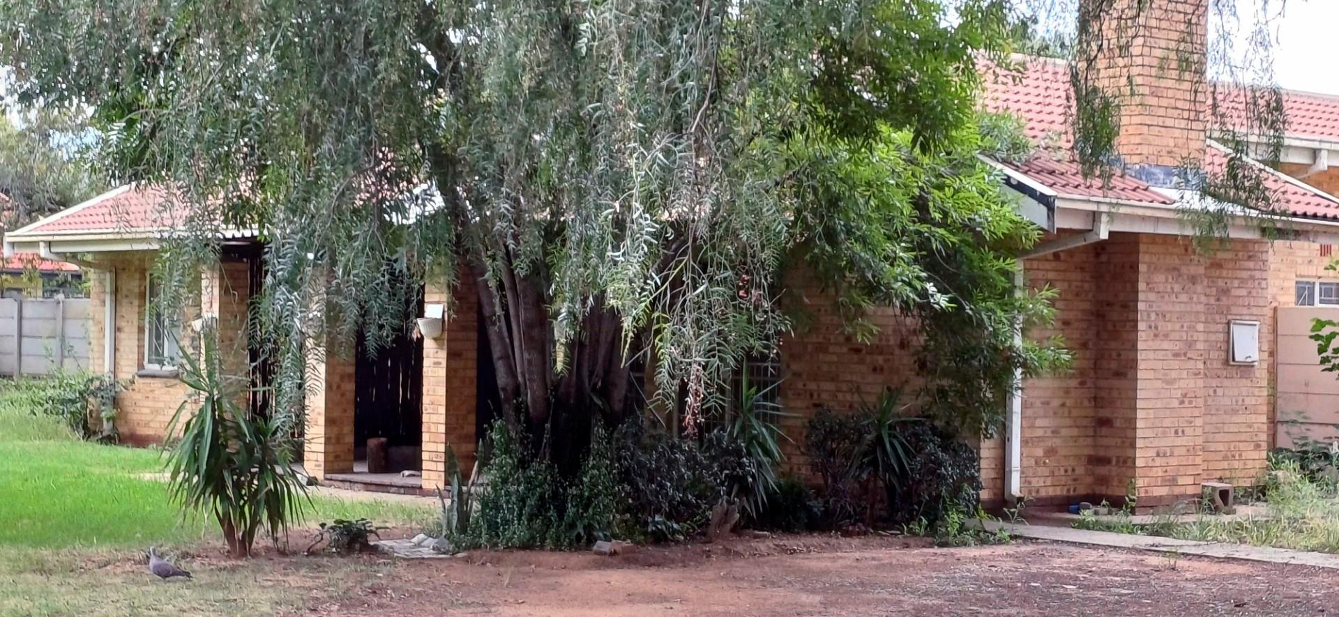 Privately positioned House and Flatlet