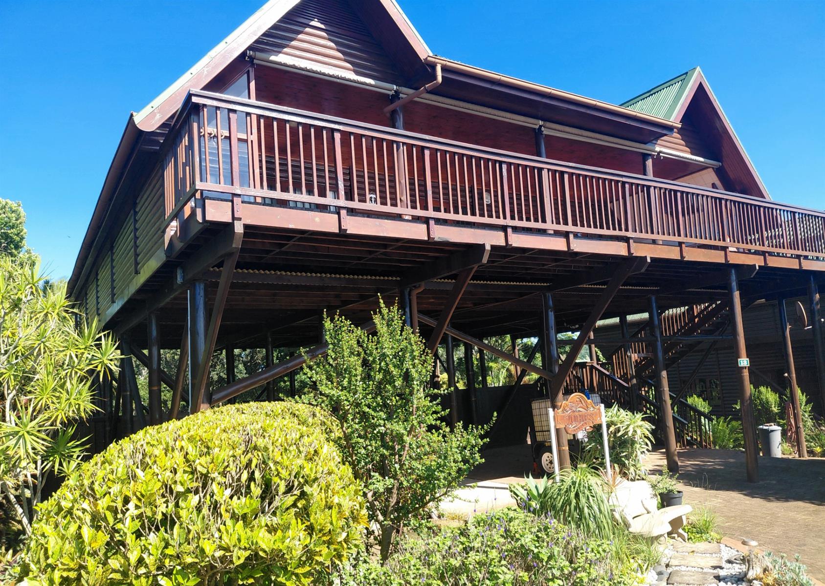 Upmarket log home with breathtaking sea views!