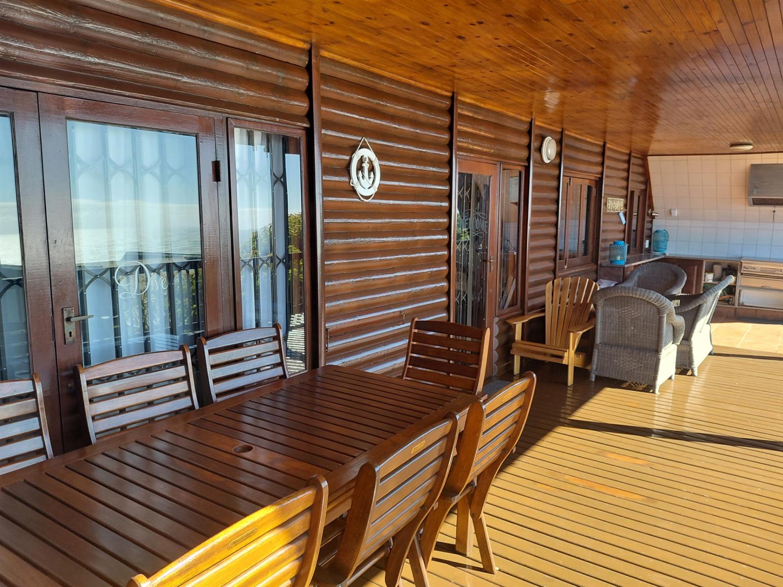 Upmarket log home with breathtaking sea views!