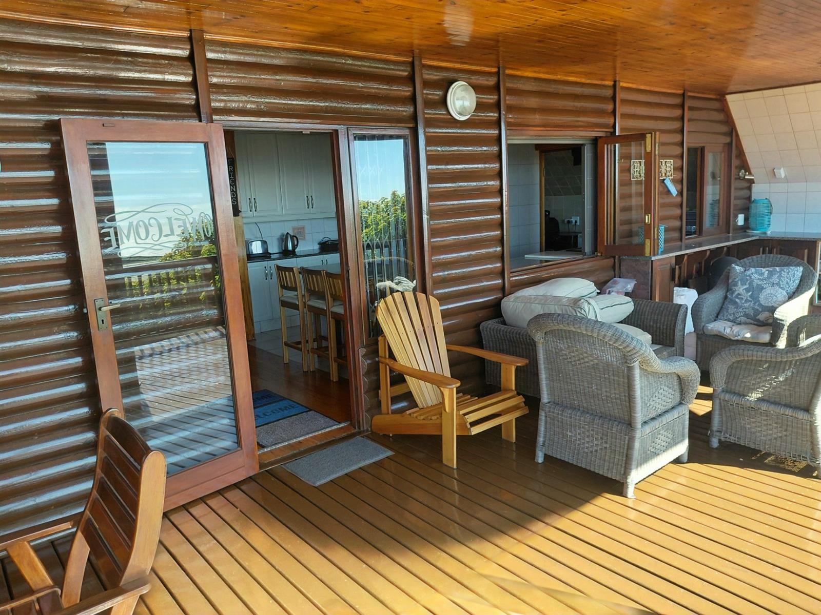 Upmarket log home with breathtaking sea views!
