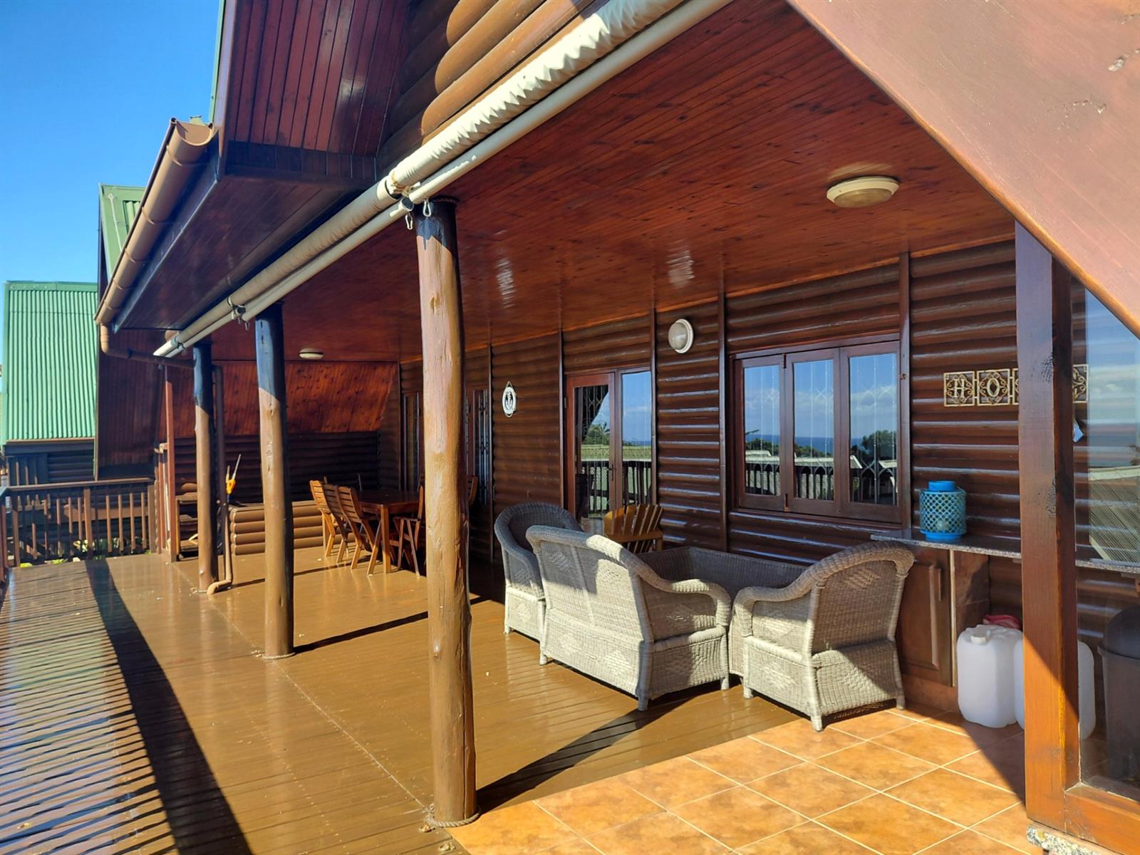 Upmarket log home with breathtaking sea views!