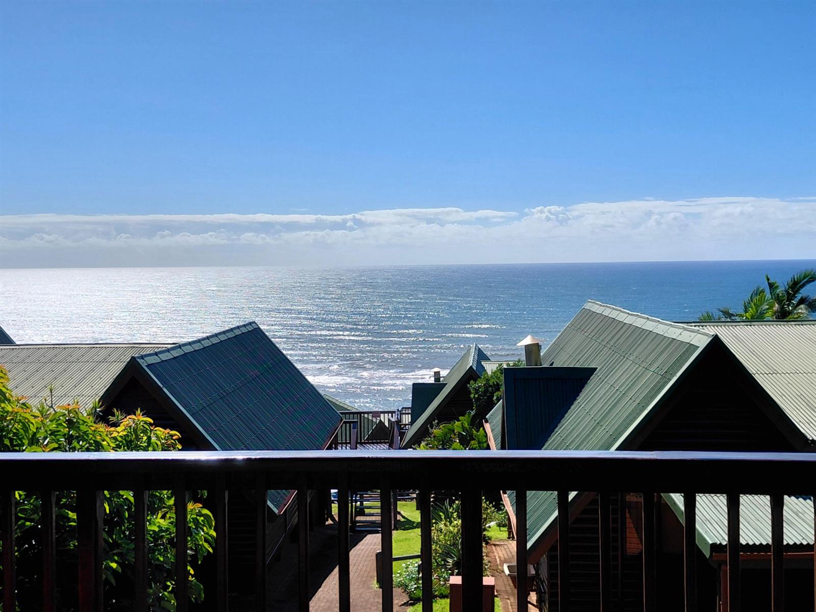 Upmarket log home with breathtaking sea views!