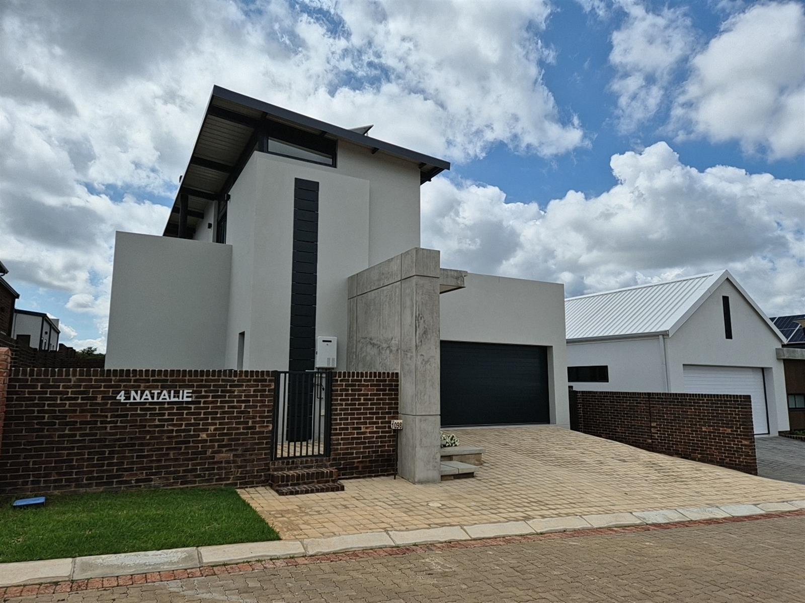 Modern Double-Storey Solar Elegance with High Ceilings and Luxury Finishes - Sustainable Design