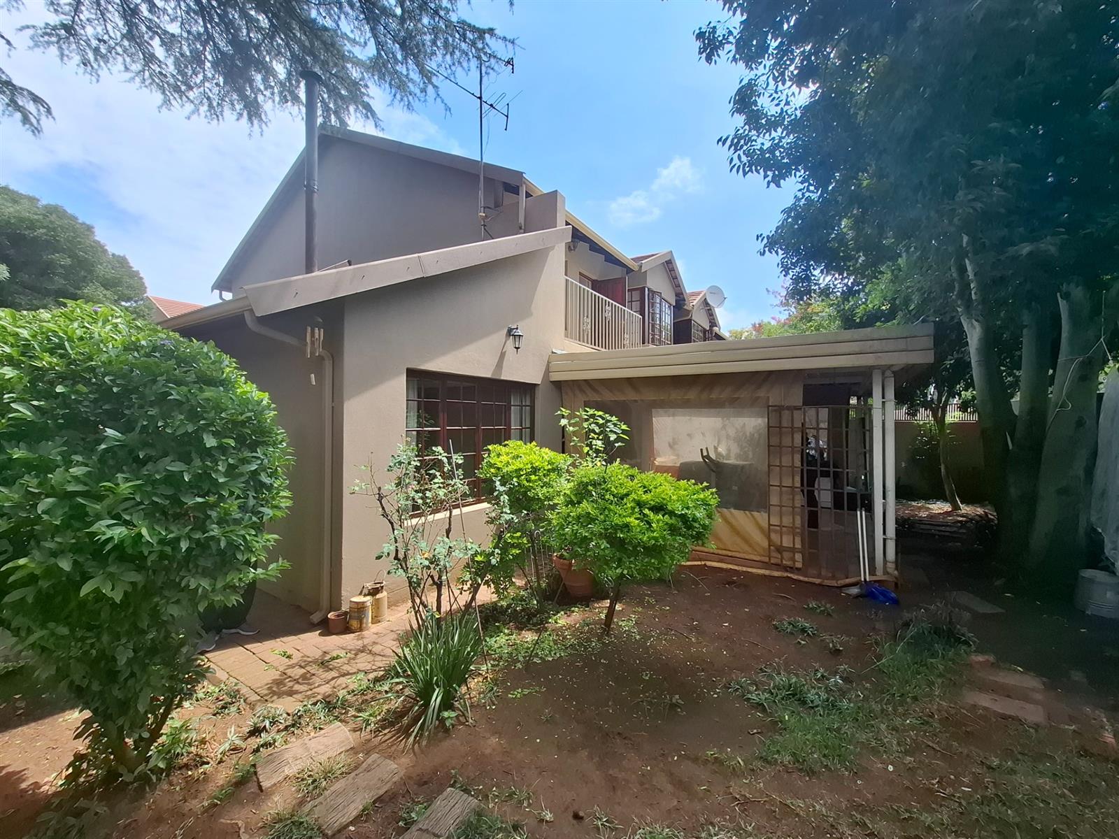3 Bedroom Duplex For Sale in Florida Park, Roodepoort