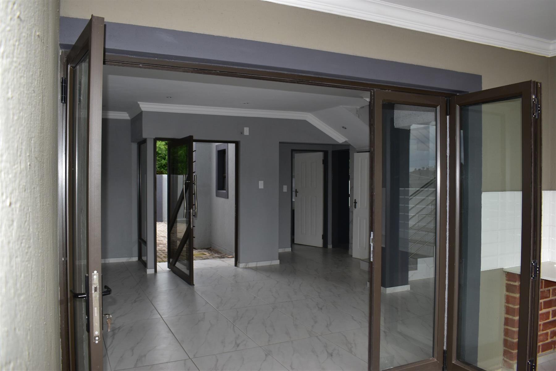 Garage for sale in Roodepark Eco Estate, Kameeldrift East, Pretoria, 325 m²