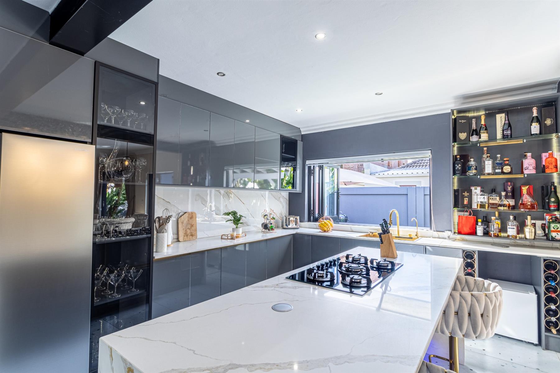 STUNNING 4 BEDROOM HOUSE W/ DOMESTIC QUATER