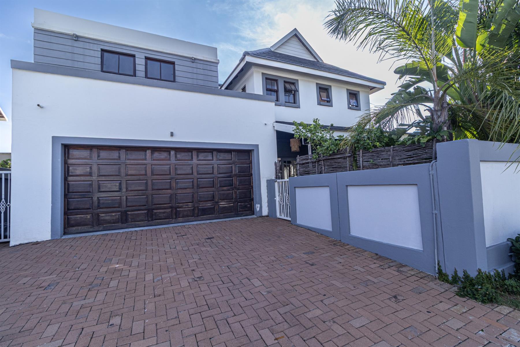 STUNNING 4 BEDROOM HOUSE W/ DOMESTIC QUATER