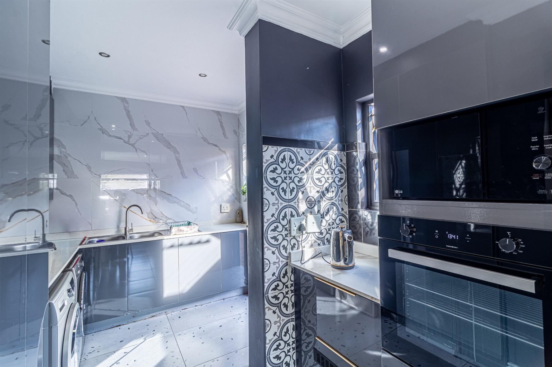 STUNNING 4 BEDROOM HOUSE W/ DOMESTIC QUATER