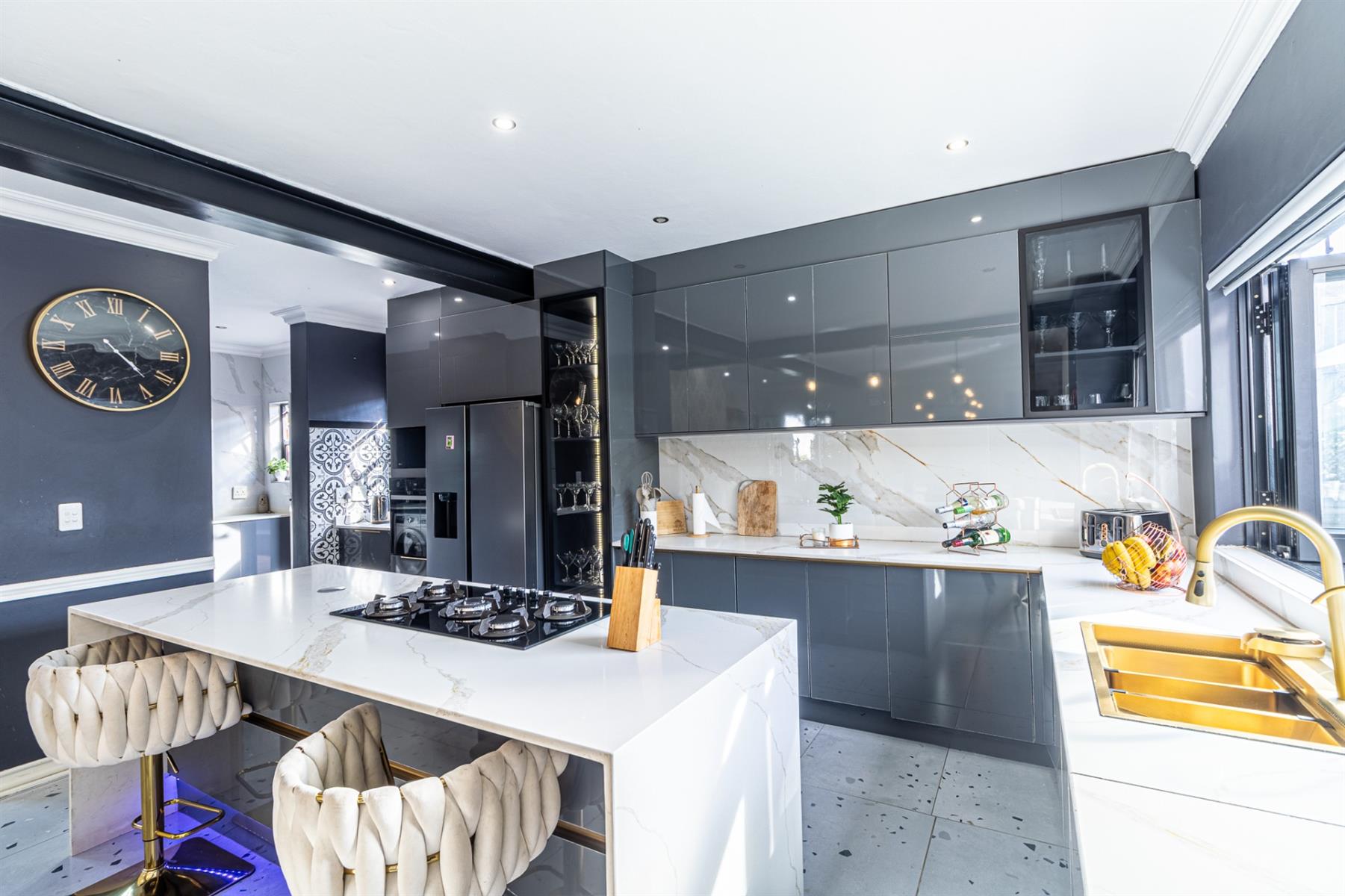 STUNNING 4 BEDROOM HOUSE W/ DOMESTIC QUATER