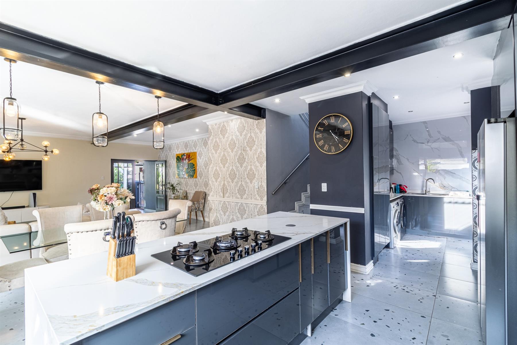 STUNNING 4 BEDROOM HOUSE W/ DOMESTIC QUATER