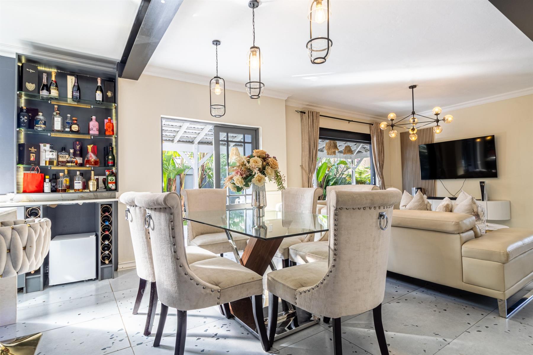 STUNNING 4 BEDROOM HOUSE W/ DOMESTIC QUATER