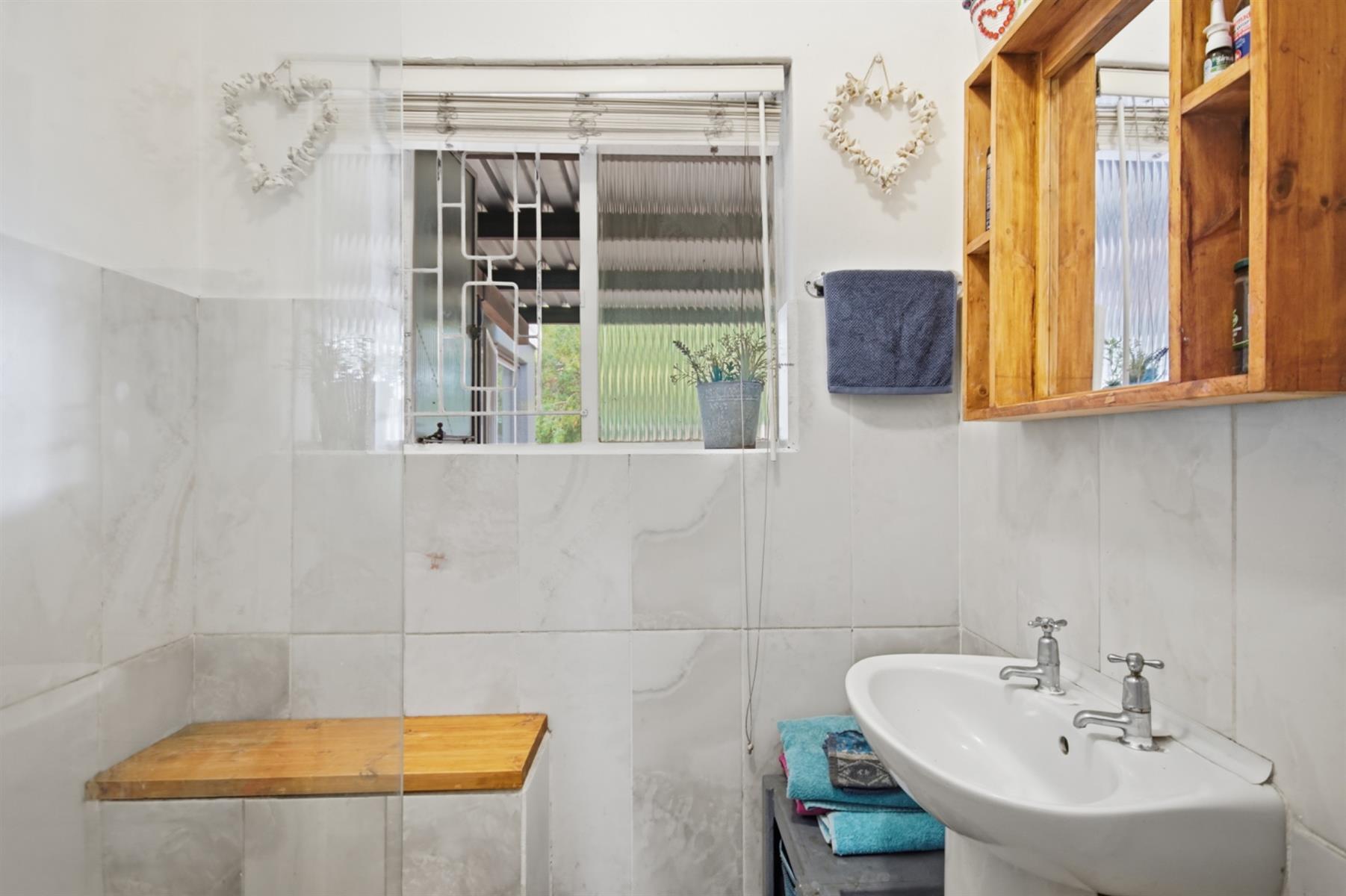 Spacious 4-Bedroom Family Home with Separate Entrance in Sought-After Oakdale