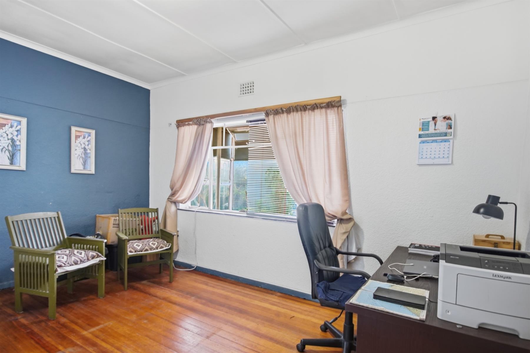 Spacious 4-Bedroom Family Home with Separate Entrance in Sought-After Oakdale
