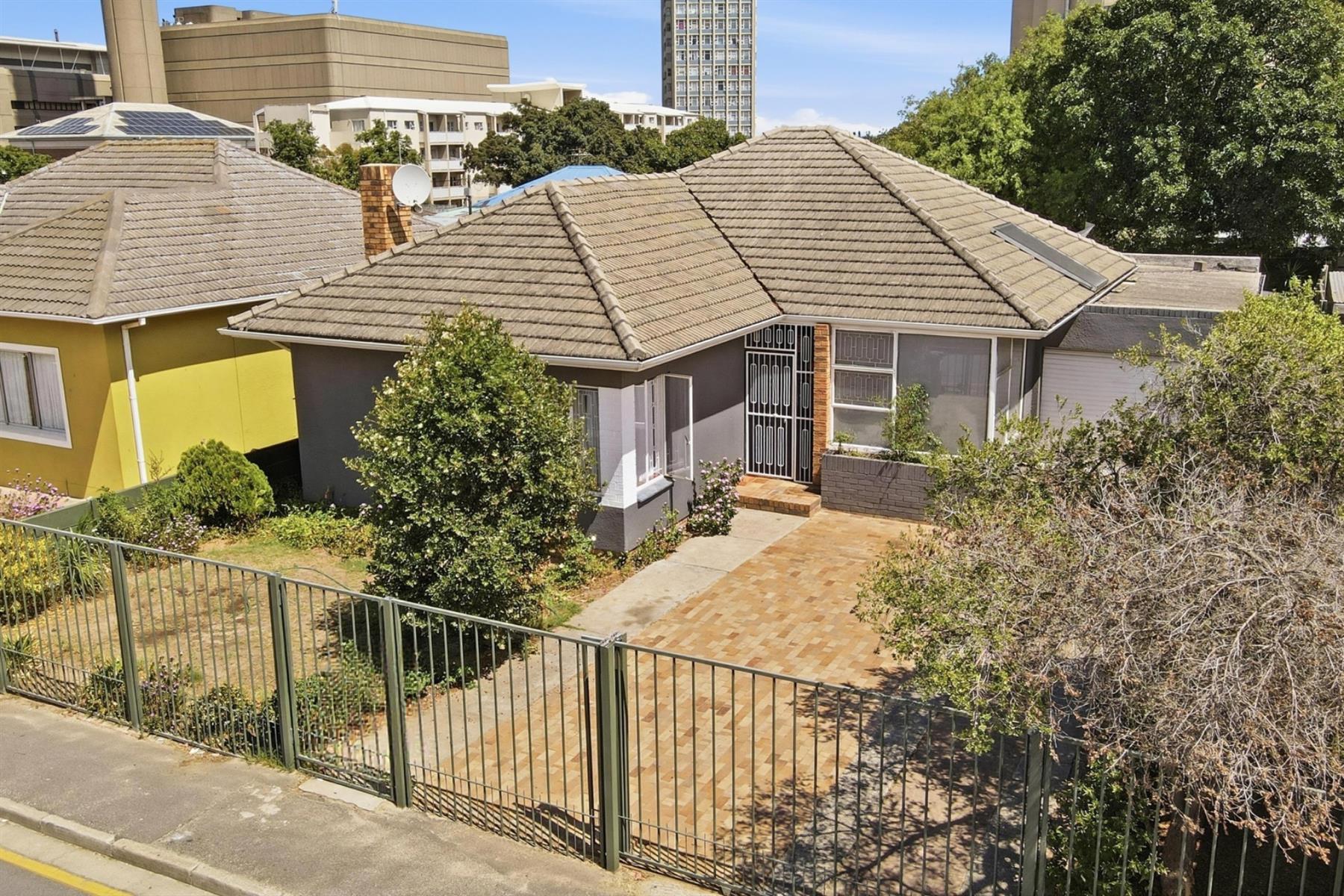 Spacious 4-Bedroom Family Home with Separate Entrance in Sought-After Oakdale