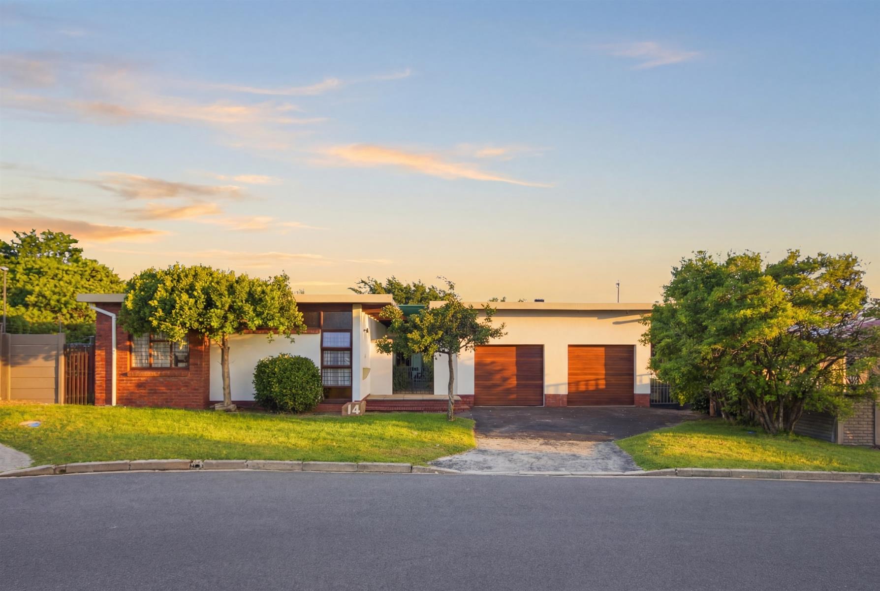 Spacious 4-Bedroom Family Home with Double Garage in Sought-After Oakdale