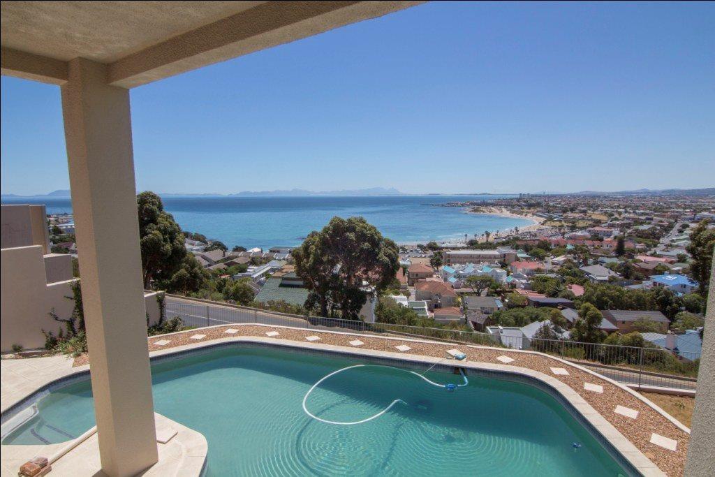 House For Sale in Mountainside, Gordons Bay