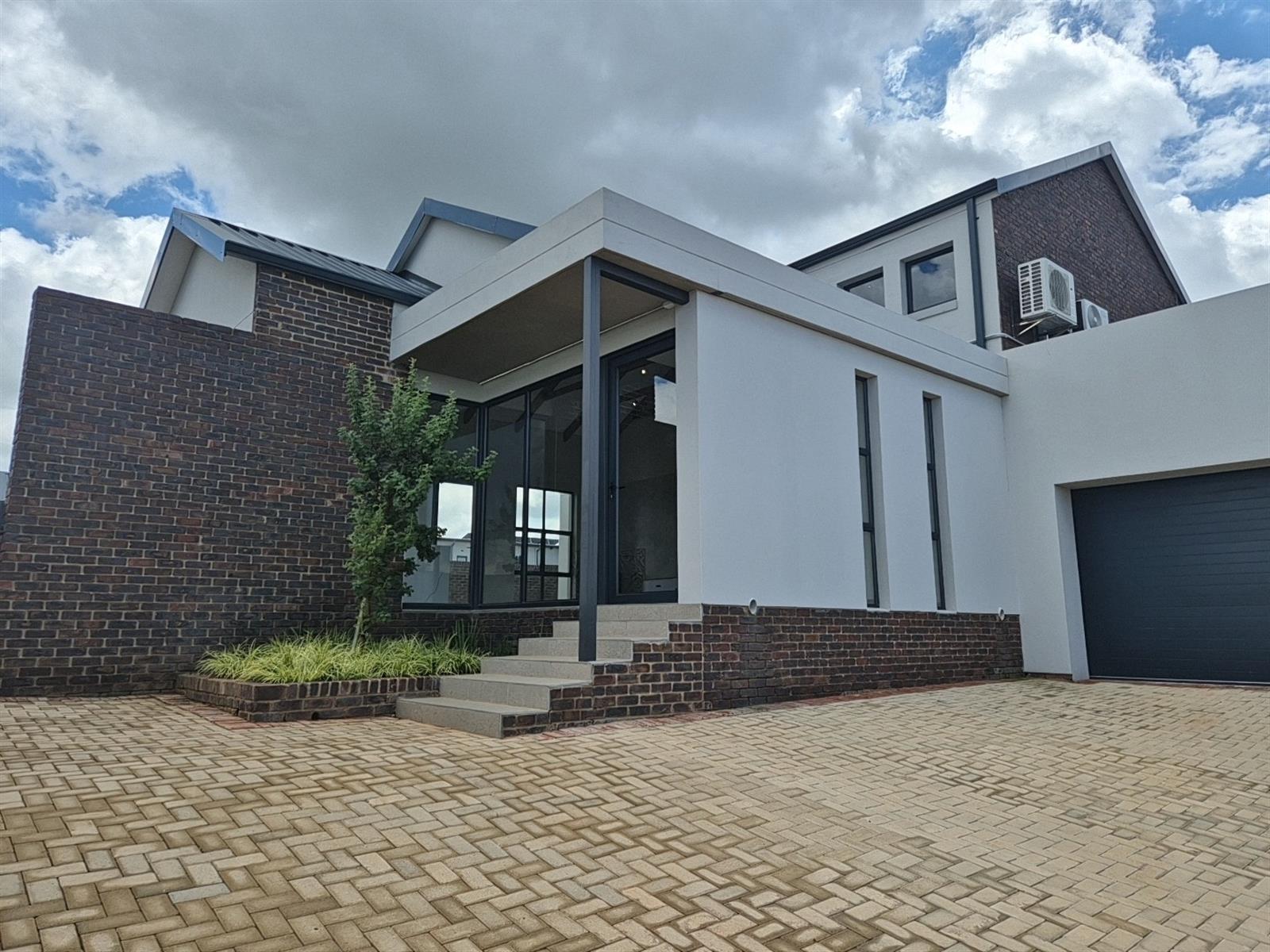Luxurious 3-Bedroom Double-Storey Eco Home - Helderzicht Eco Estate, Potchefstroom