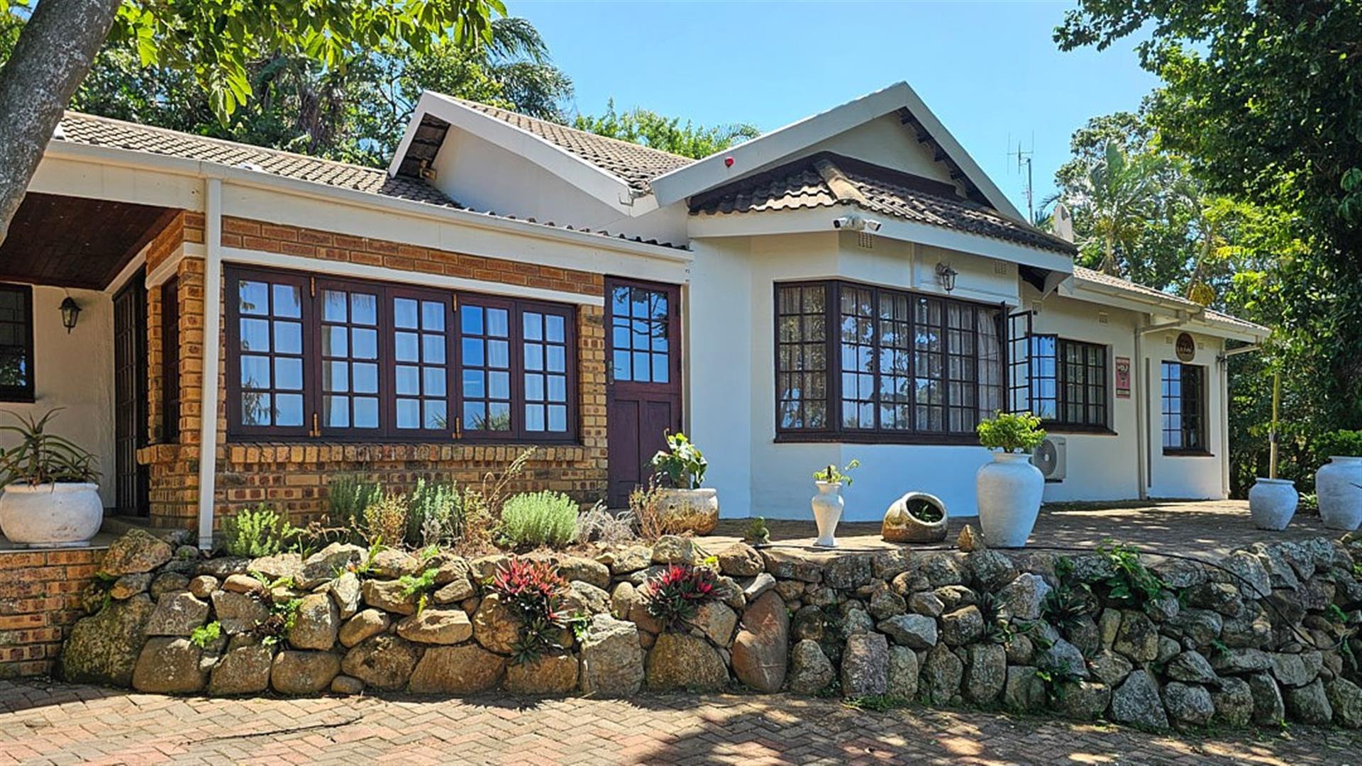 Welcoming Family house with Modern Upgrades