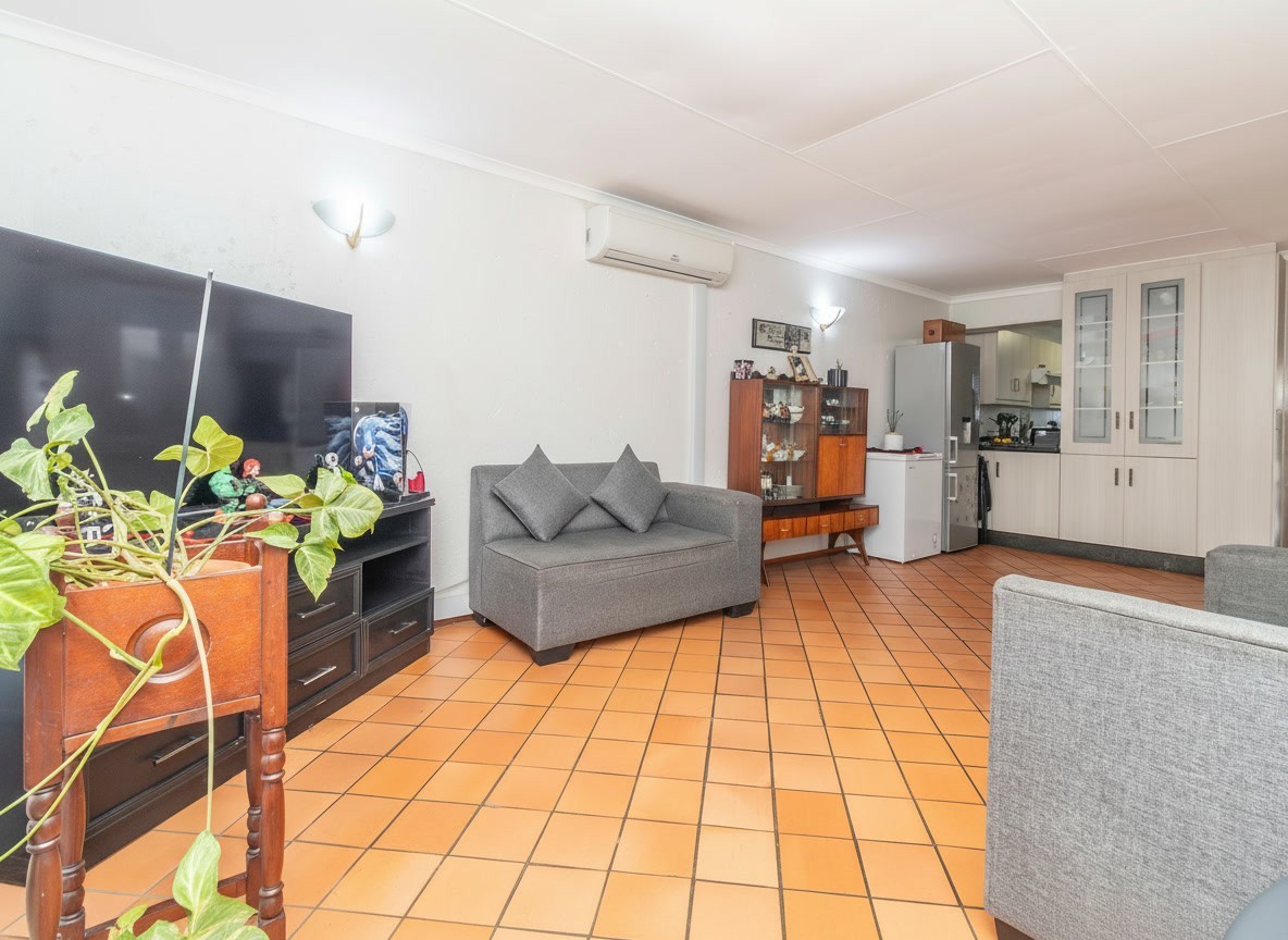 SINGLE-STOREY UNIT, PET-FRIENDLY WITH GARDEN... AND NO STAIRS!