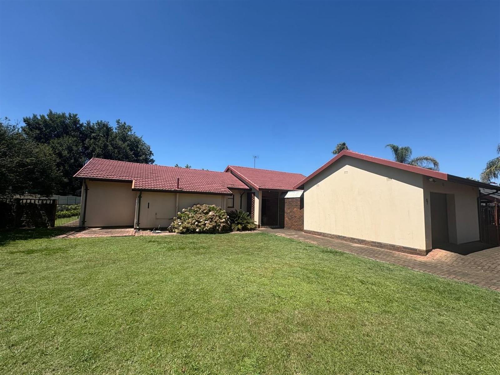 Renovator's Dream in a Prime Spot - 50m from School!