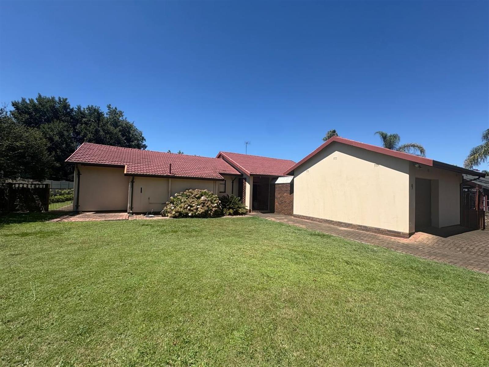 Renovator's Dream in a Prime Spot - 50m from School!