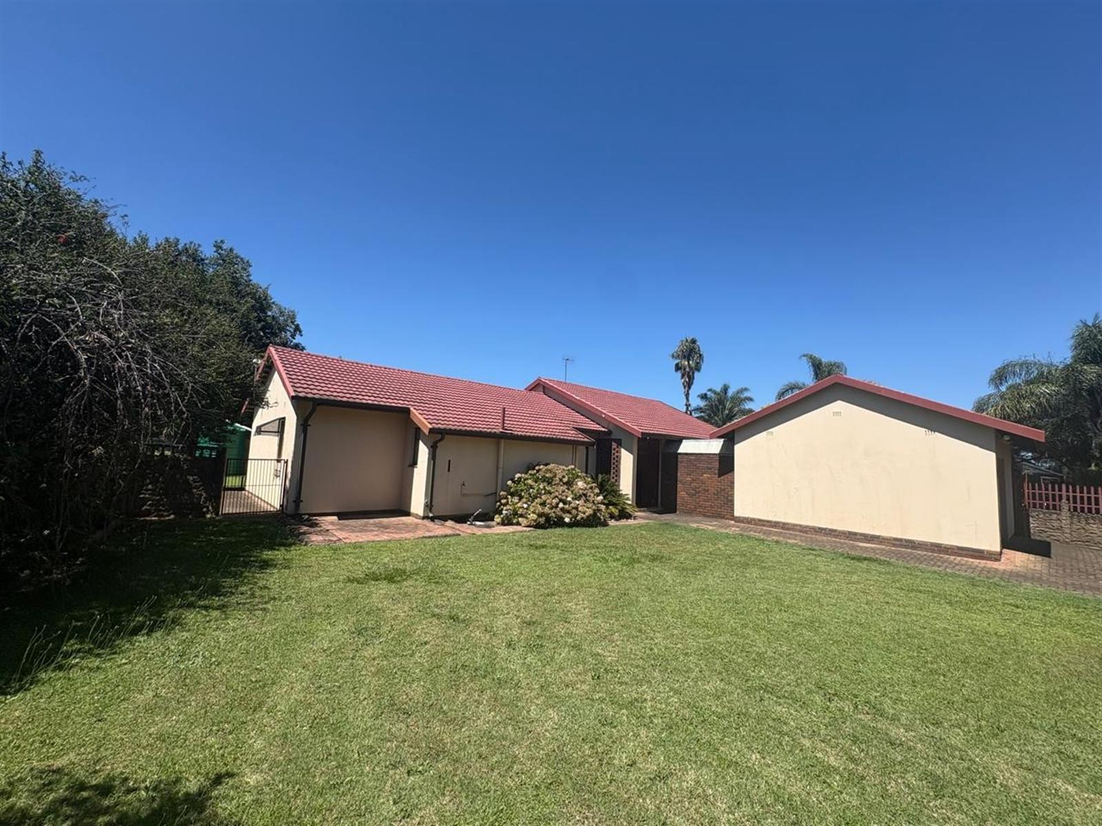 Renovator's Dream in a Prime Spot - 50m from School!