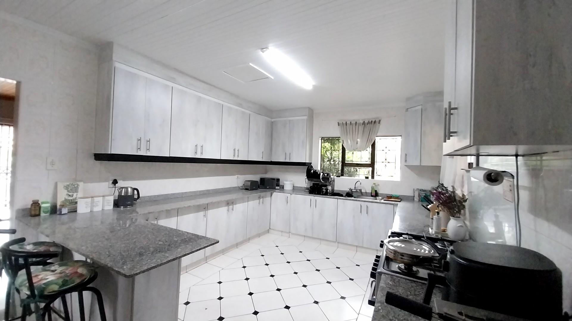 SPACIOUS FAMILY HOUSE FOR SALE IN CLARE HILLS