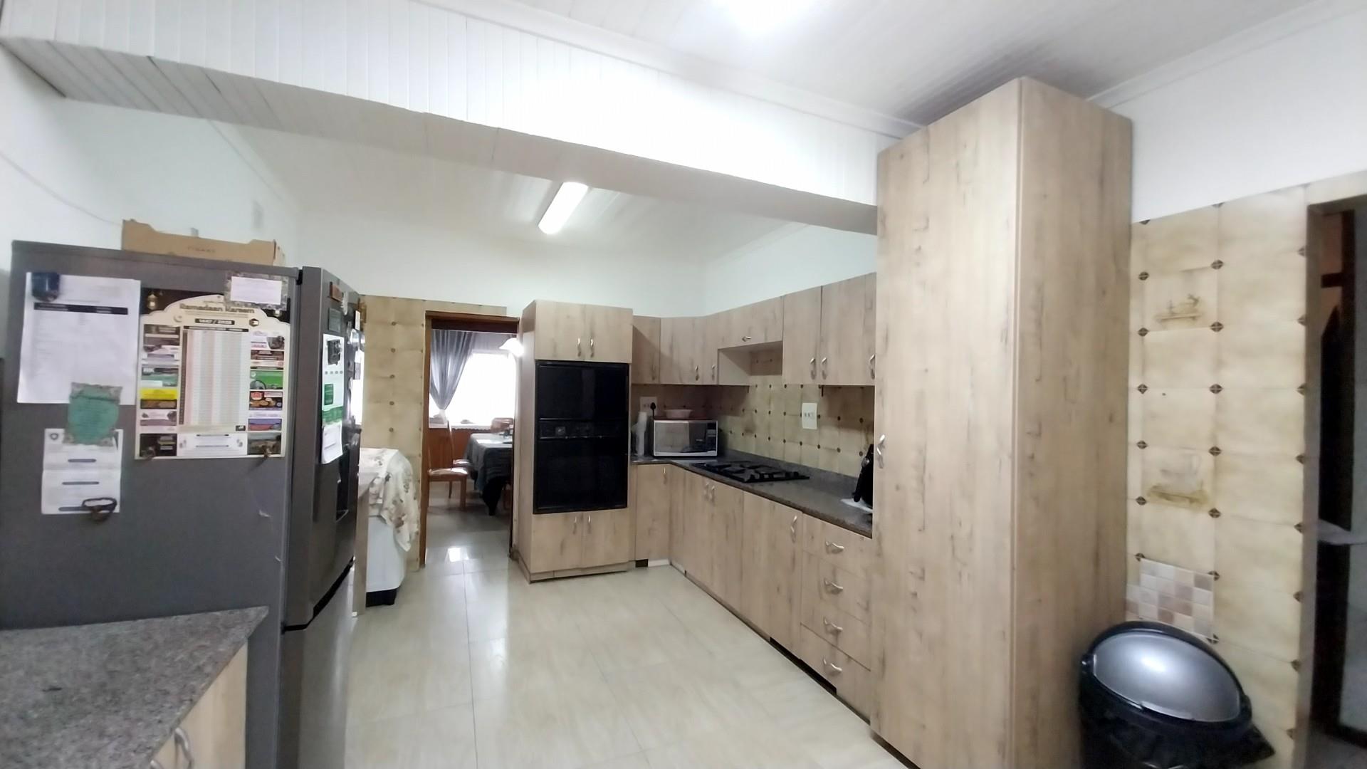 SPACIOUS FAMILY HOUSE FOR SALE IN CLARE HILLS