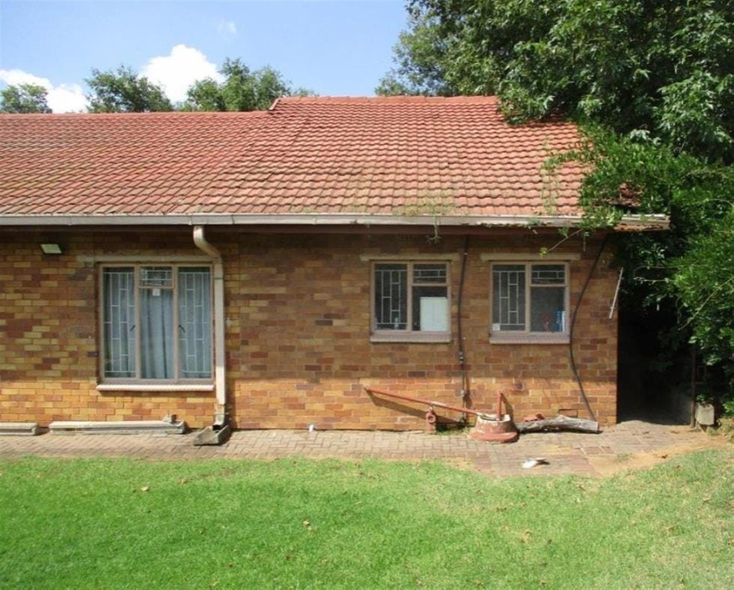Spacious 6-Bedroom Home - Perfect for a Large Family or Guest House Opportunity
