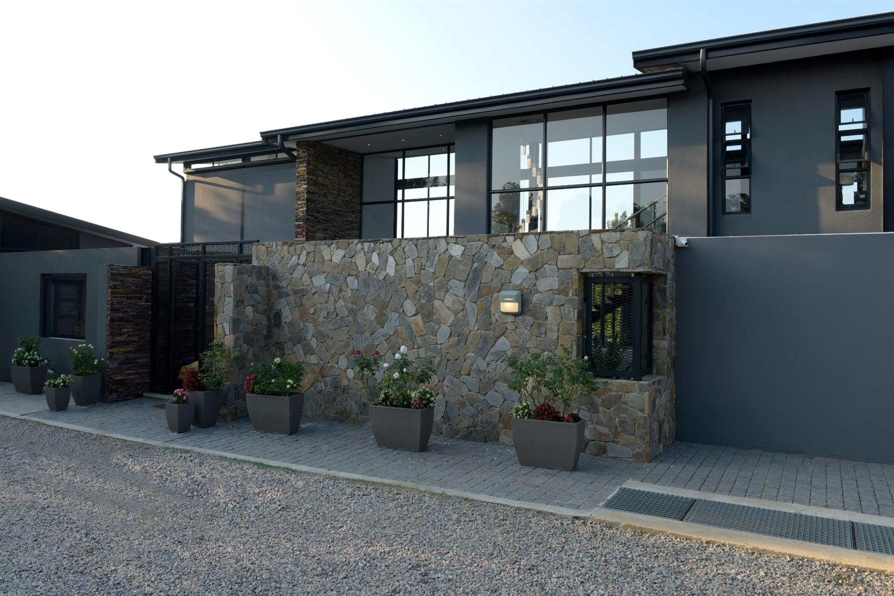 Architectural Masterpiece with Cottage, Dam and Resort-Style Entertaining in Chartwell
