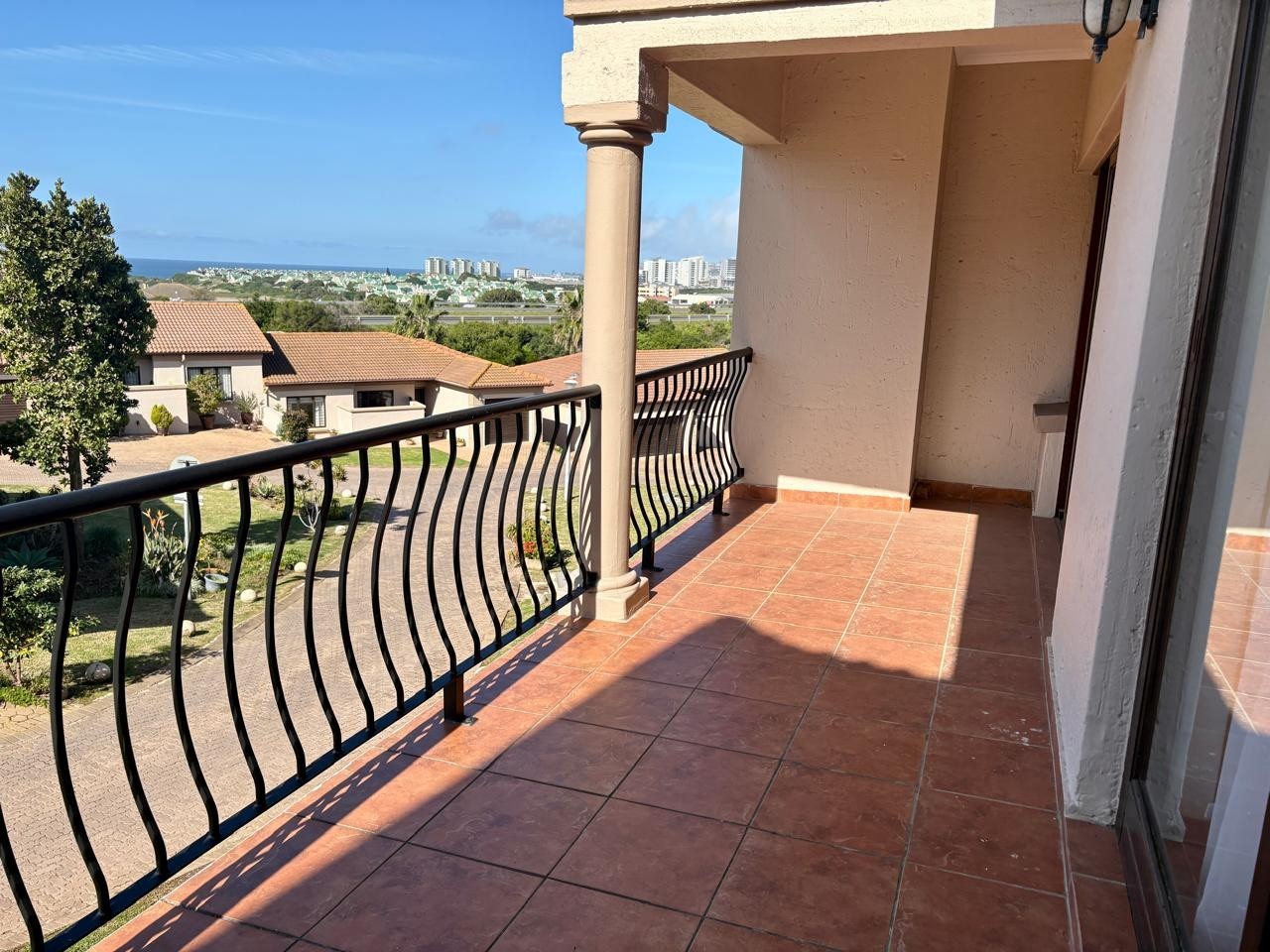 Invest or Move In, 3-Bed Townhouse in Mossel Bay! 2