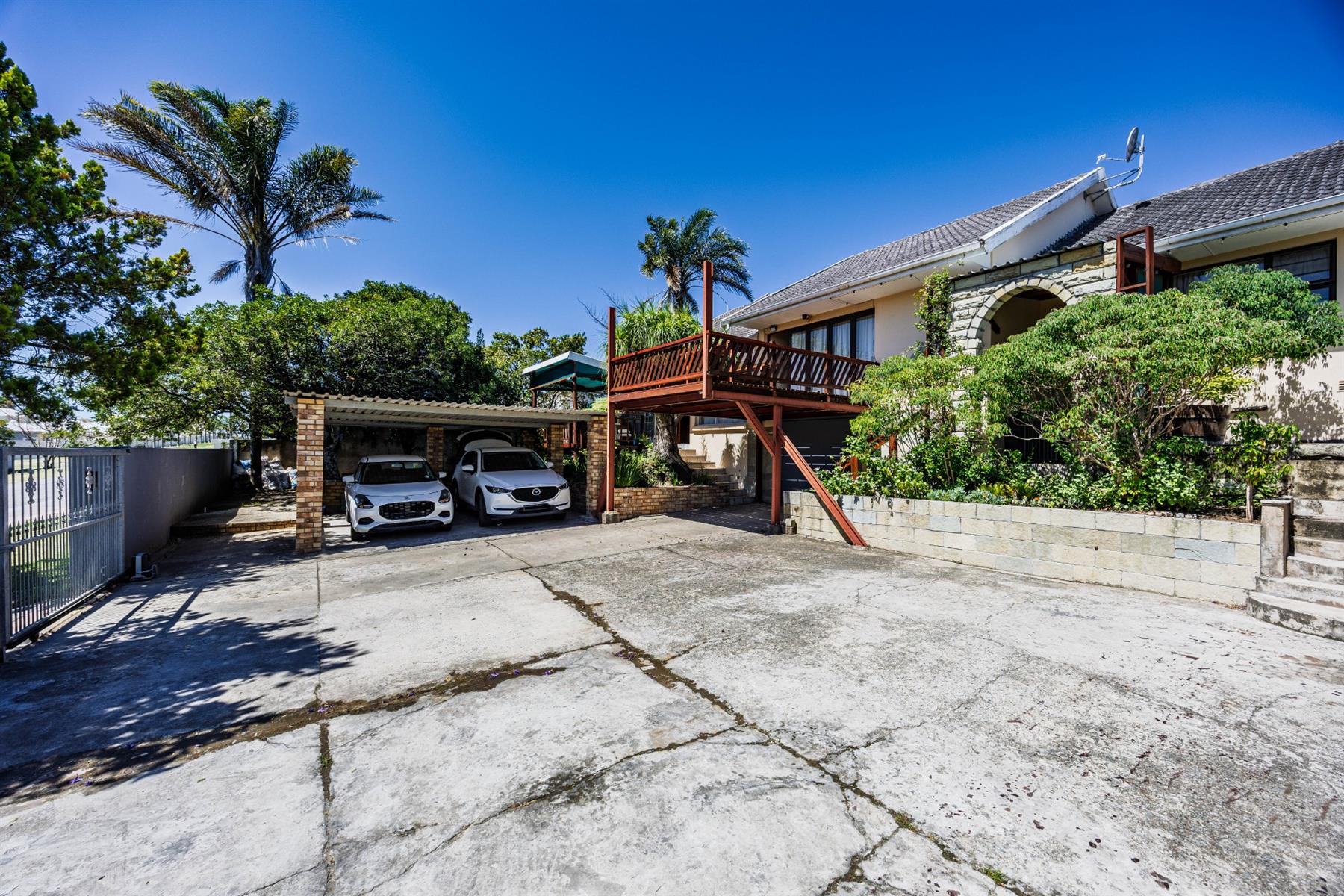 Spacious Family Home with Two Income-Generating Flats Exceptional Entertainment Areas - Beacon Bay