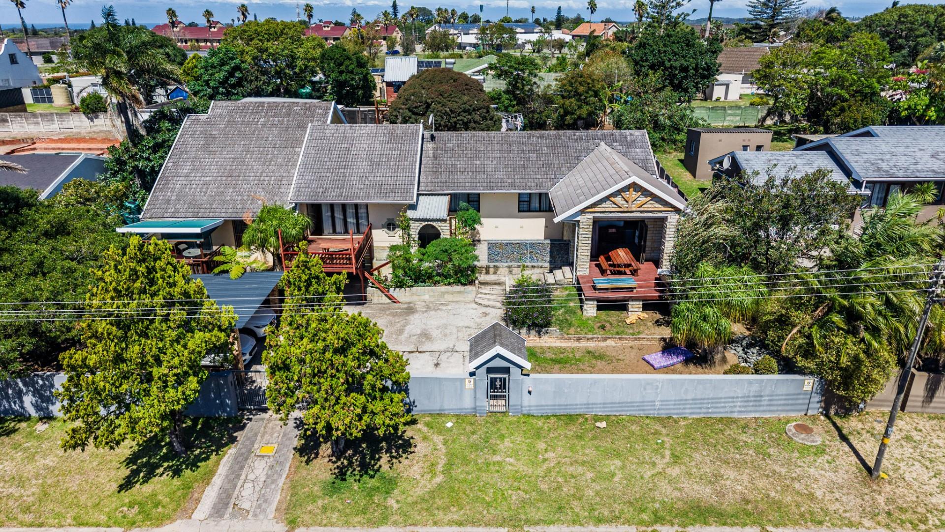 Spacious Family Home with Two Income-Generating Flats Exceptional Entertainment Areas - Beacon Bay