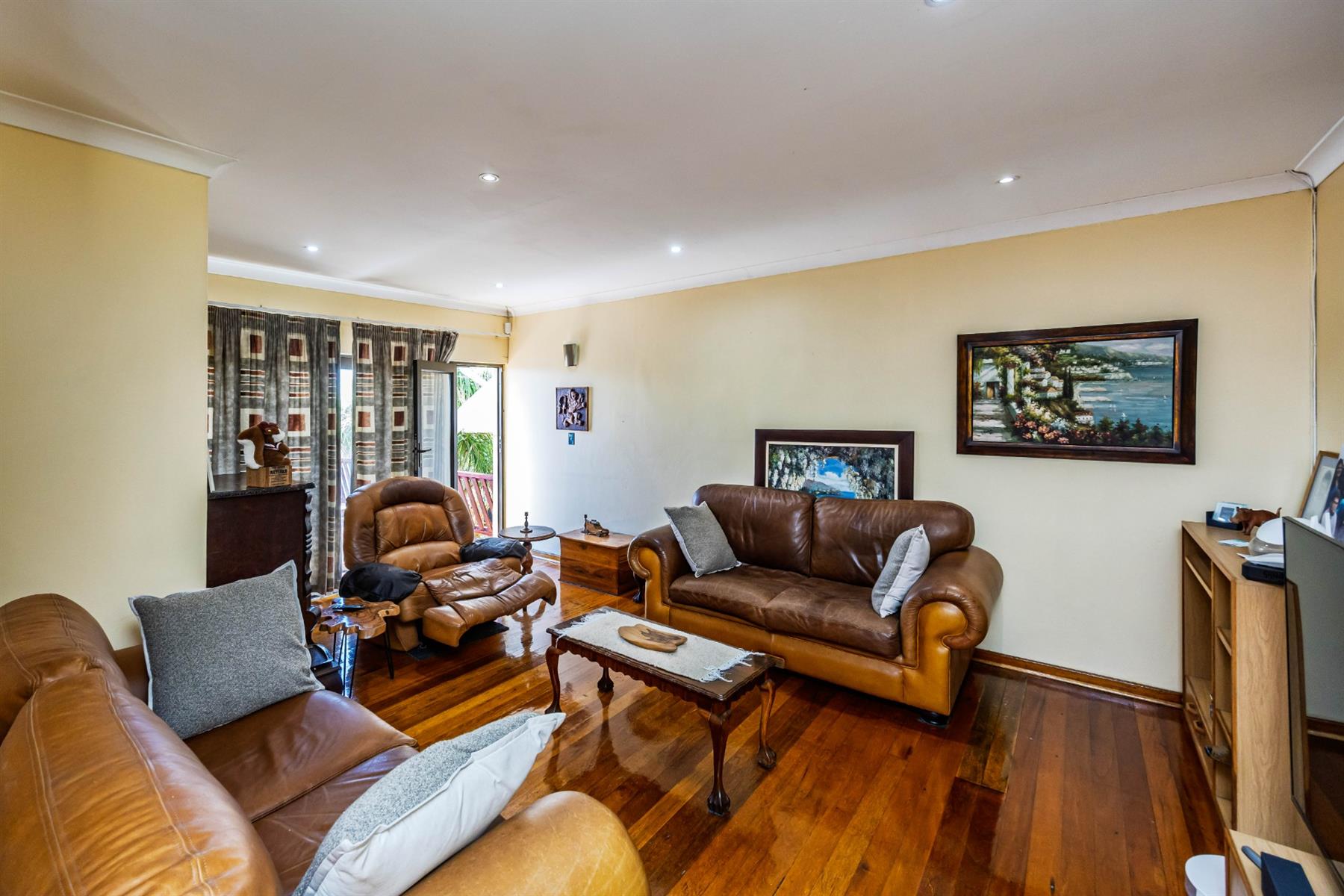 Spacious Family Home with Two Income-Generating Flats Exceptional Entertainment Areas - Beacon Bay