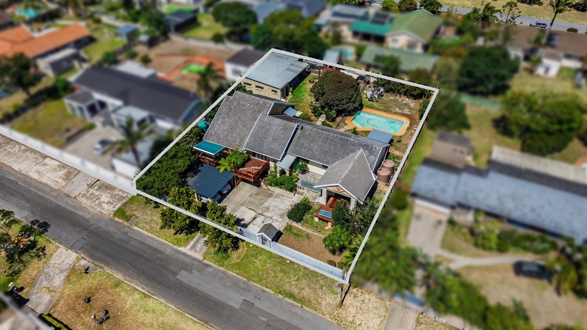 Spacious Family Home with Two Income-Generating Flats Exceptional Entertainment Areas - Beacon Bay