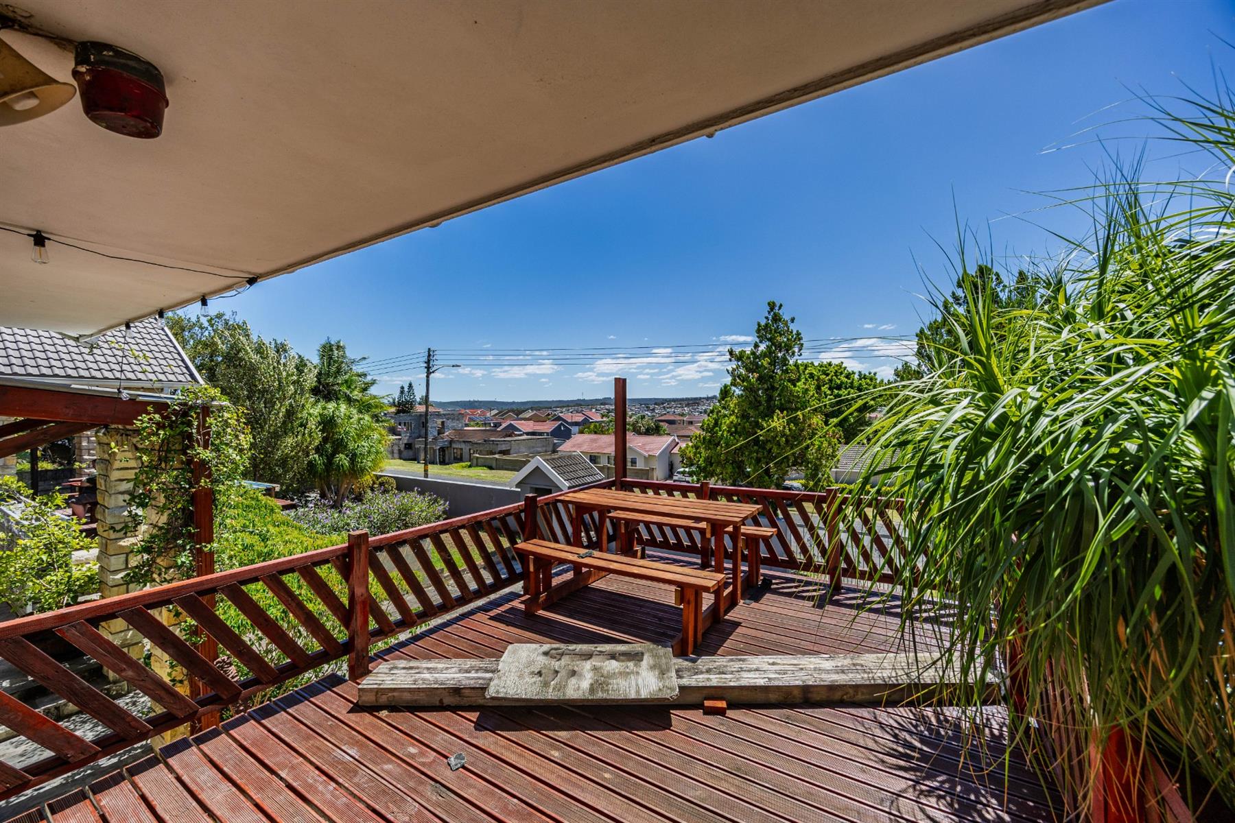 Spacious Family Home with Two Income-Generating Flats Exceptional Entertainment Areas - Beacon Bay