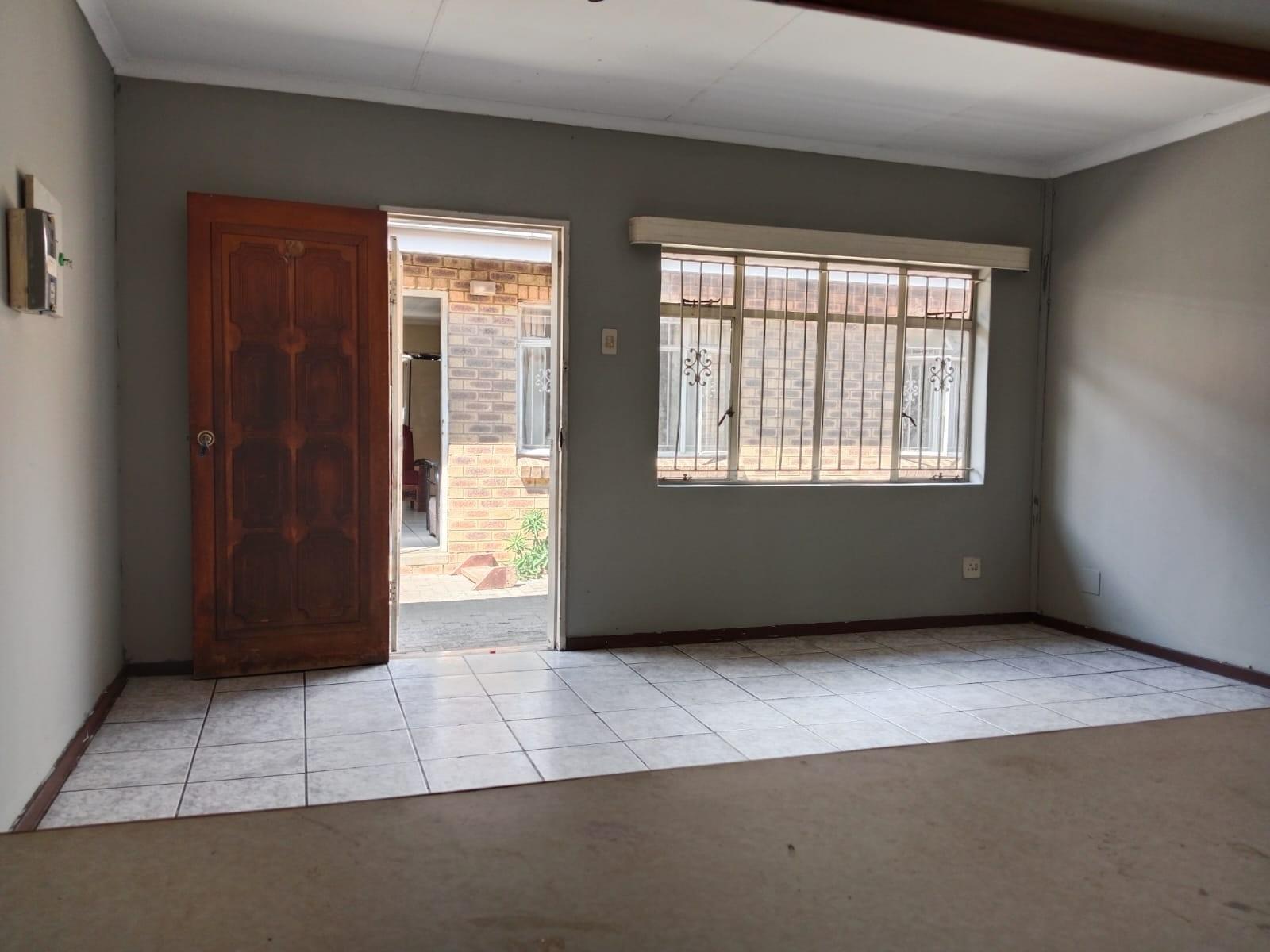 Apartment for rent in Rustenburg Central, Rustenburg, North West, 3 Villa Mitilini (0th floor), Villa Mitilini, 89 Kerk Straat, Rustenburg Central, Rustenburg, North West